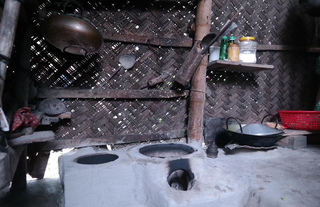 주방의 화덕 위에 냄비가 놓여있다.